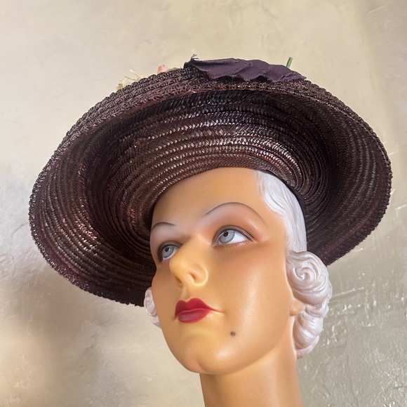 ELEGANT 1940s\' BROWN STRAW WIDE BRIM HAT WITH FABRIC FLOWERS & GROSGRAIN BANDS main image 7